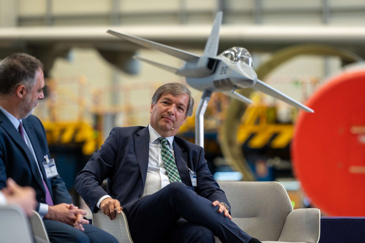 infoGMV_es's tweet photo. Hoy formamos parte de un hito para la industria #aeronáutica: el ITS-C, presentado en @AirbusDefence, que dará lugar a la nueva generación #SaetaII.
Aportamos navegación avanzada y fusión multisensor para el entrenamiento de pilotos de combate.
https://t.co/5GR9BBsP7Y https://t.co/LEkWlS8tnO