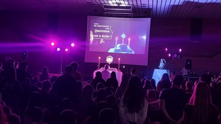 AgenciaAica's tweet image. #BuenosAires Buenos Aires: más de 300 jóvenes participaron de la Vigilia del Buen Pastor ow.ly/MOE050YR4A9 @arzbaires