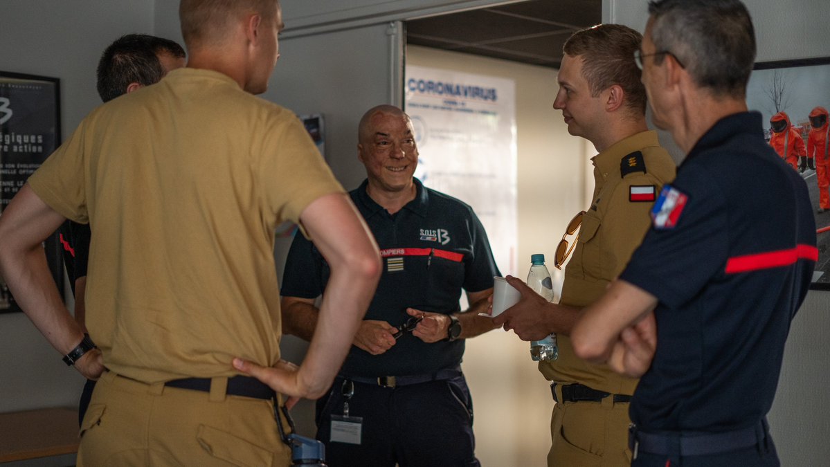 Pompiers13 tweet media