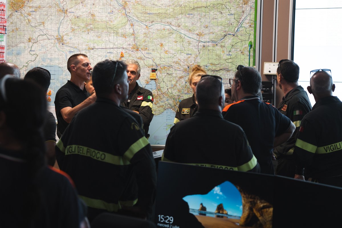 Pompiers13 tweet media
