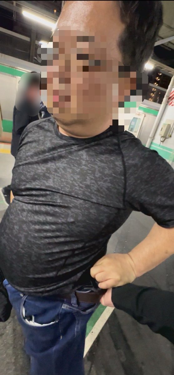 埼京線内で女性2人に痴漢した男を確保

警察へ引き渡しました

酔っ払ってたからというのは

痴漢していい理由にはならない

最後はお金払うから許してって

その言葉にブチ切れてしまいました