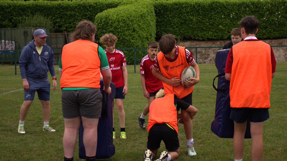 Munsterrugby's tweet photo. Are you a young international player looking to improve your skills as well as your English?

Then why not consider one of our Rugby & English Camps 🤩

Learn new skills from our top notch Munster coaches while also boosting your vocabulary with the help of @CorkEnglishColl 🏉📚

More Info 👉 https://t.co/sPkq4Y4ZdF

#MunsterStartsHere | #SUAF 🔴