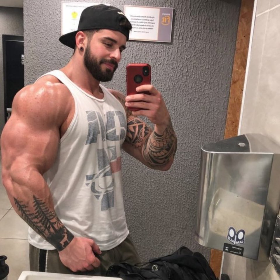 Maks tweet media