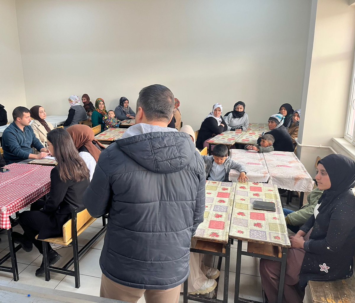 GunbulduO's tweet photo. "Bugün gerçekleştirdiğimiz veli toplantımıza katılım sağlayan tüm velilerimize teşekkür ederiz. Öğrencilerimizin gelişim sürecindeki kıymetli destekleriniz ve iş birliğiniz için şükranlarımızı sunarız."
@tcmeb 
@frknkrksz 
@agrimem 
@hasan_kokrek 
@diyadinmem 
@remzi0479 https://t.co/KQD8W1GQV3