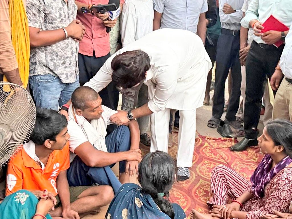 iChiragPaswan's tweet image. नई दिल्ली में खगड़िया निवासी 23 वर्षीय युवक पांडव कुमार की दिल्ली पुलिस द्वारा गोली मारकर हत्या की घटना अत्यंत निंदनीय और चिंताजनक है। यह घटना कानून-व्यवस्था और मानवाधिकारों पर गंभीर सवाल खड़े करती है। किसी भी स्थिति में न्यायिक प्रक्रिया से परे इस प्रकार की कार्रवाई स्वीकार्य