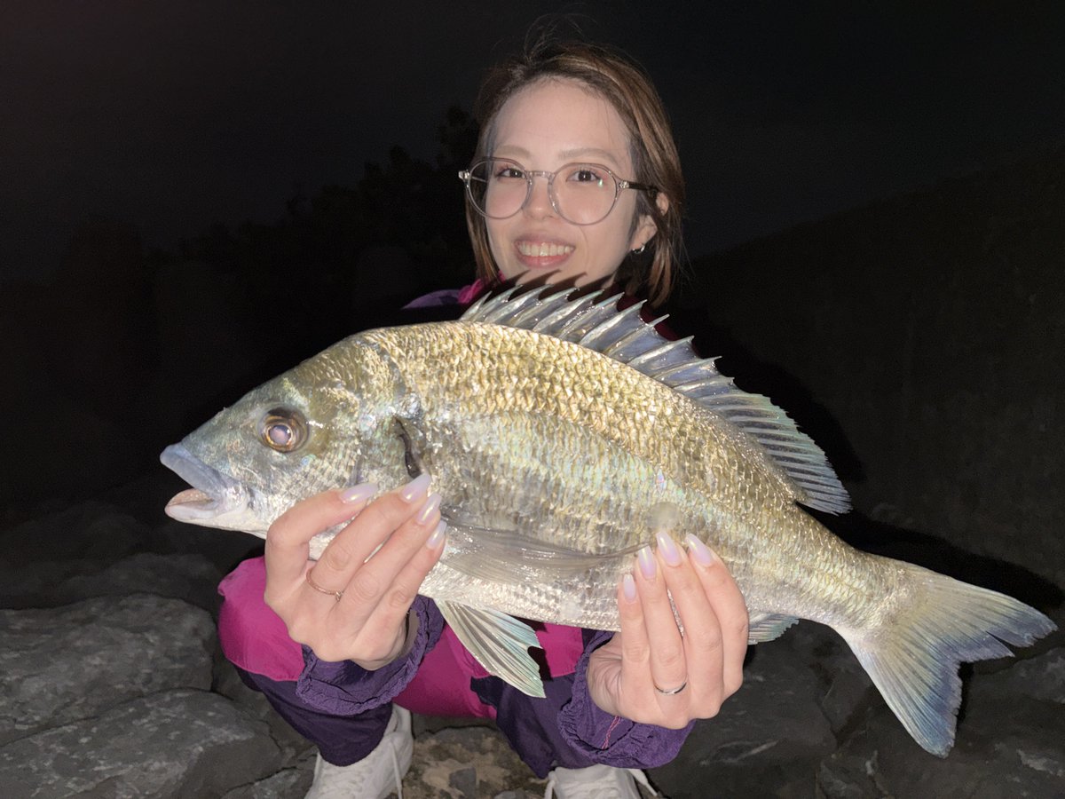 saghapo0111's tweet photo. 本日は短時間夜釣りへ🎣
嫁が大やらかし😂

嫁はチヌ42ｾﾝﾁ僕は34センチ。

短時間2釣行で2回とも釣れたので
チヌポイント確立なのか☹️ https://t.co/TYi63nJVwC