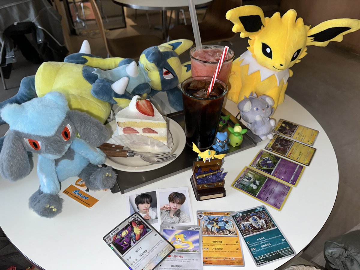 eorazza's tweet photo. 정말 최고로 너무너무너무즐거웃던생일(+1)
루카리오 받고 좋아서 눈물흘렷찌.............. https://t.co/DV8avaeWrh