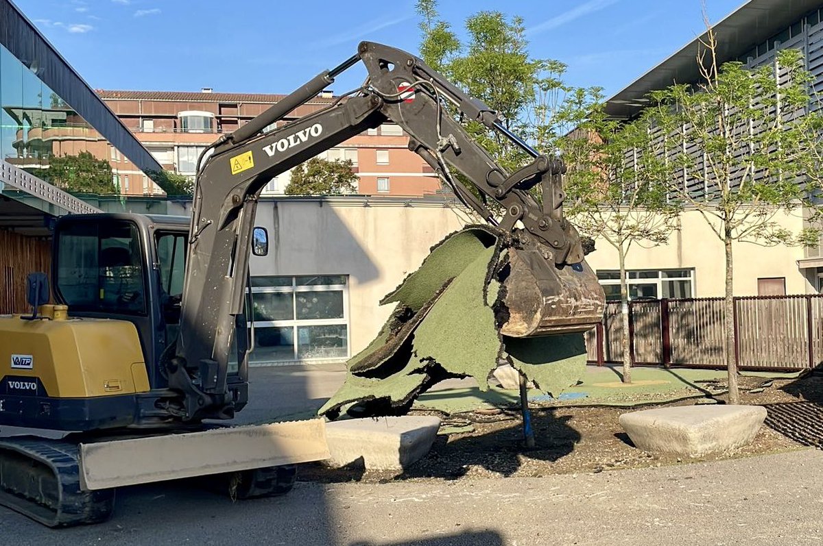 🏝️ Les vacances c’est le temps des travaux pour créer des cours Oasis. 
Des milliers de m2 désimperméabilisés pour + de fraîcheur🌳💦🌸

Les élèves de Ponts Jumeaux, Bayard, Polygone, Bécane etc. vont avoir une belle surprise à la rentrée!