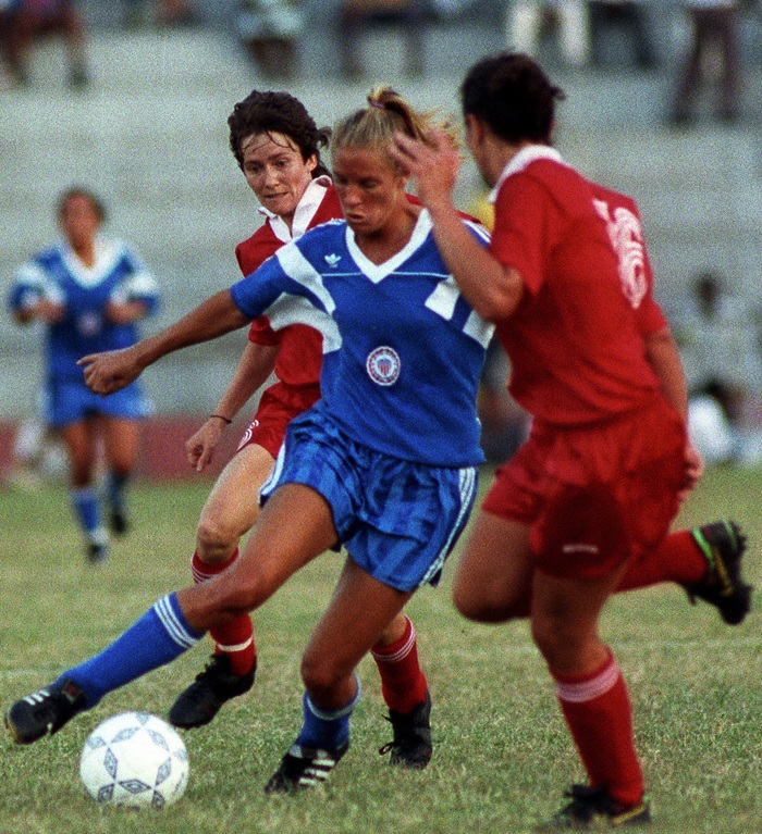 Steve1T's tweet image. #OnThisDay in 1991 – Michelle Akers scored 3 times (hat-trick) for #USWNT as it won the inaugural Concacaf Championship &amp;amp; qualified to ‘91 #FIFAWWC in #China, after defeating #CANWNT, 5:0, in the final, before a crowd of 30,000, at Haiti’s Stade Silvio Cator. (📸s – Tony Quinn)