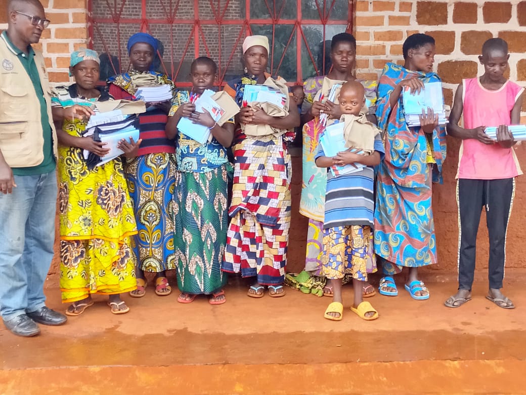 Merankabandi2's tweet image. Après la @burungaProvince , le @Merankabandi2 octroie le matériel scolaire aux élèves issus des ménages bénéficiaires #Batwa de @Gitega , @Buhumuza, @PButanyerera et @Bujumbura. Le matériel est composé de #cahiers, #uniformes, #stylos et #boîtes_mathématicales