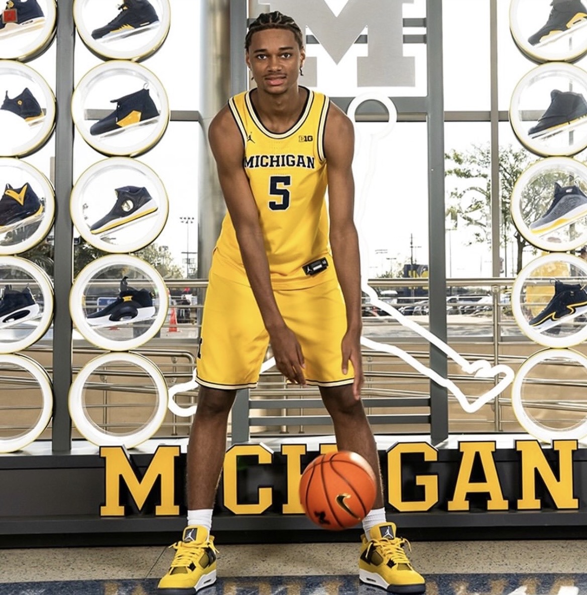 BriceMarich's tweet image. #Michigan Basketball has officially announced the signings of CG Brandon McCoy Jr. (@g0beezy) and PF Lincoln Cosby (@Lincoln_Cosby13)