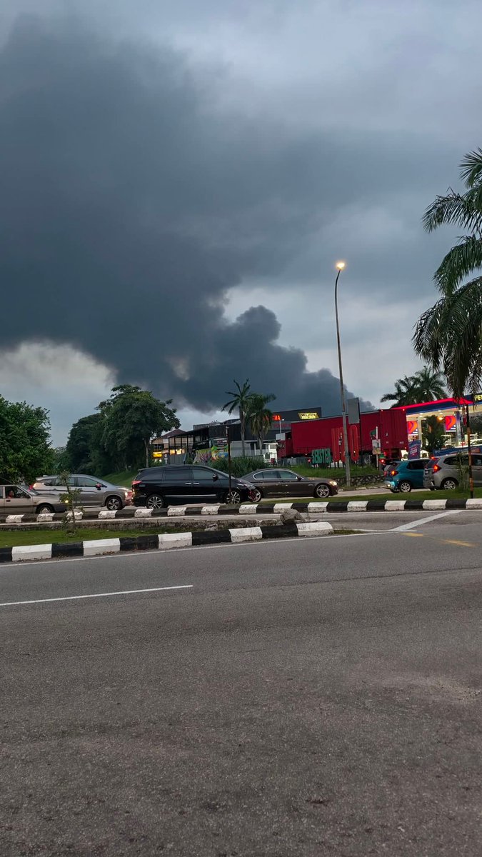 W0lverineupdate's tweet image. #Malaysia: An electric motorcycle assembly factory in Sungai Buloh, Selangor, was 80% destroyed in a fire.

Selangor Fire and Rescue Department assistant director of operations Ahmad Mukhlis Mukhtar said the department received an emergency call at 6.49pm, with the first fire
