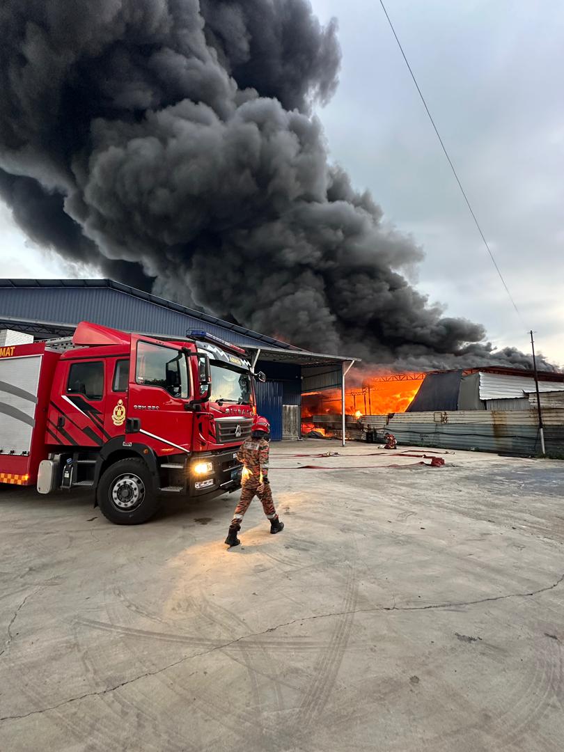 W0lverineupdate's tweet image. #Malaysia: An electric motorcycle assembly factory in Sungai Buloh, Selangor, was 80% destroyed in a fire.

Selangor Fire and Rescue Department assistant director of operations Ahmad Mukhlis Mukhtar said the department received an emergency call at 6.49pm, with the first fire