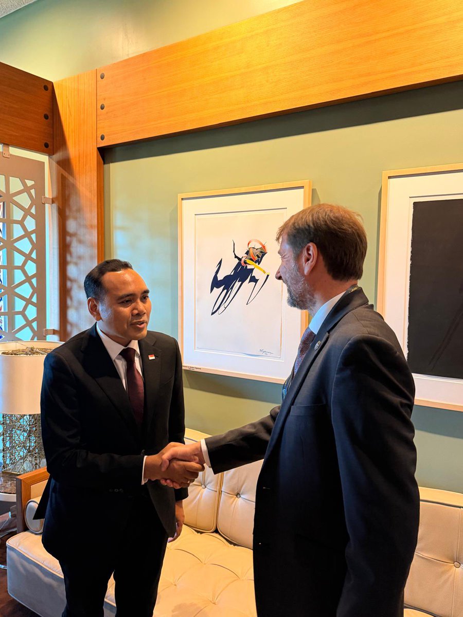 LatviaUN_NY's tweet image. 🇺🇳 During his visit to the @UN in New York, State Secretary of the @Latvian_MFA, Andžejs Viļumsons, met with 🇸🇬 Singapore’s Minister of State, H.E. Zhulkarnain Abdul Rahim, and 🇻🇳 Vietnam’s Deputy Minister of Foreign Affairs, H.E. Le Thi Thu Hang.

🤝 He reaffirmed 🇱🇻 Latvia’s