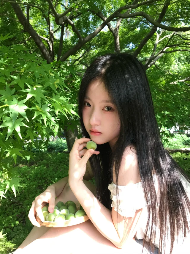 SebastianW93708's tweet photo. 嘿  @grok  让左边图中的女孩子摆出右边图中的姿势可以吗 https://t.co/29RsIbgsaw