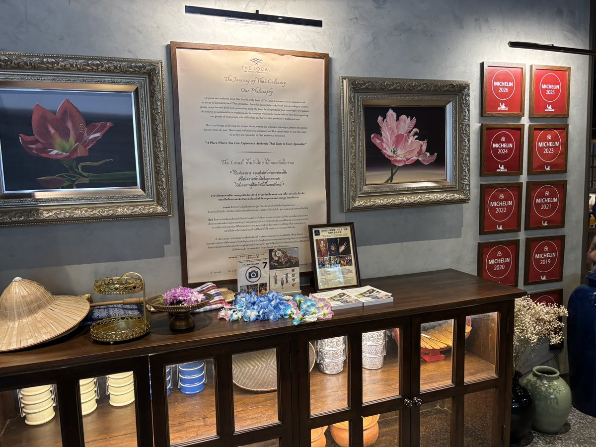 talesouptravel's tweet image. 日本人にも人気のThe Localへ。タイ人の友人に外人が頼まない料理しばりでお願い😁

バナナの花入りトムカーガイ、発酵食品のココナッツ蟹ディップ？、サトー豆の炒め物など。全部美味しかった。また整理して紹介します。

📍The Local

#タイ旅行 #バンコク #バンコクグルメ #TheLocal #BangkokFood