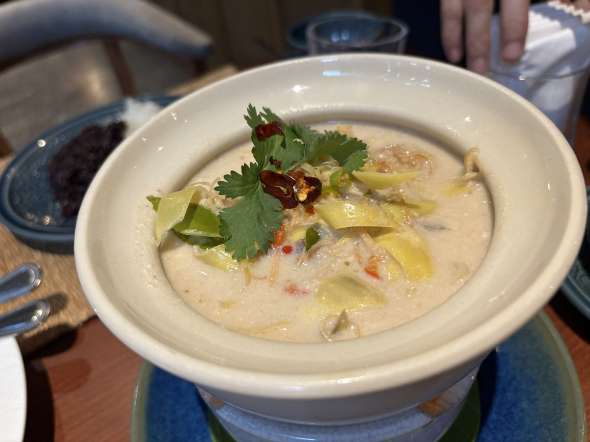 talesouptravel's tweet image. 日本人にも人気のThe Localへ。タイ人の友人に外人が頼まない料理しばりでお願い😁

バナナの花入りトムカーガイ、発酵食品のココナッツ蟹ディップ？、サトー豆の炒め物など。全部美味しかった。また整理して紹介します。

📍The Local

#タイ旅行 #バンコク #バンコクグルメ #TheLocal #BangkokFood