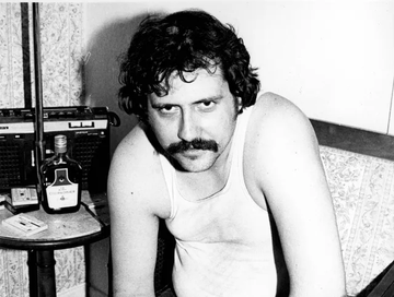 ProfesorJonk's tweet photo. "Toda gran obra de arte tiene dos caras, una hacia su propio tiempo y otra hacia el futuro, hacia la eternidad".
Lester Bangs.
El crítico que revolucionó el periodismo musical en los 60.
Una estrella en sí mismo.
Brillante sin filtros.
#Efemeride #LesterBangs #musica #critica https://t.co/7iGnuJVx8F