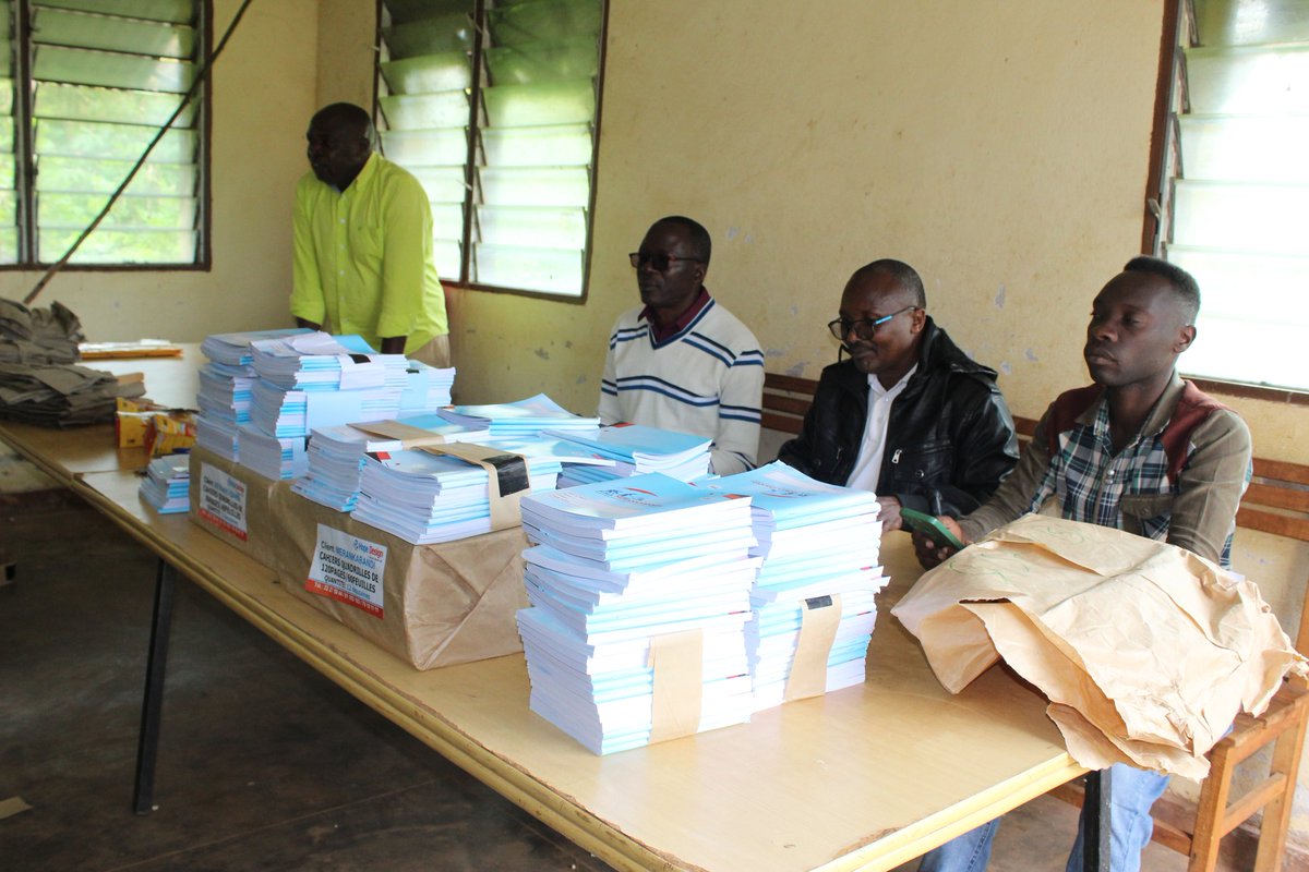 Merankabandi2's tweet image. Partout, divers conseils ont été donnés  à l'endroit des #parents, #élèves, #administration et #commerçants pour veiller à ce que ce kit soit bien conservé en attendant l'ouverture de l'année scolaire 2026-2027. Ce kit n'est , surtout pas, à vendre.