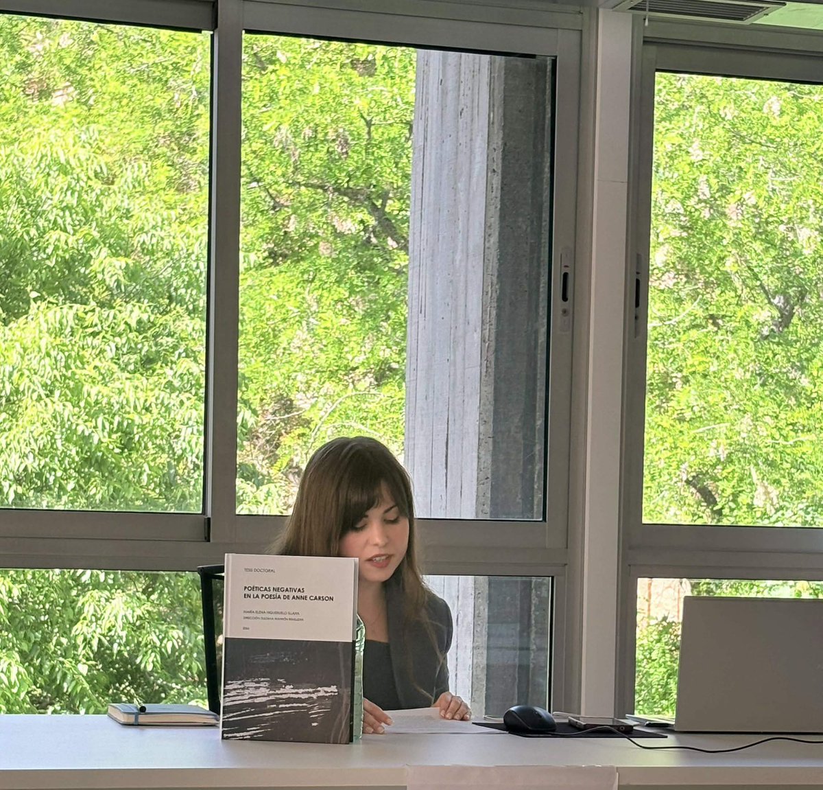 _COPOS's tweet photo. COPOS TEAM 

María Elena Higueruelo defiende su tesis doctoral «Poéticas negativas en la poesía de Anne Carson» en la Universidad de Granada. 

https://t.co/8KqXKM1TaK https://t.co/E8DhrmpxB2