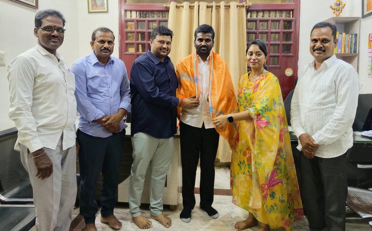 భారతీయ జనతా పార్టీ  SC మోర్చా రాష్ట్ర ప్రధాన కార్యదర్శిగా ఒరగంటి చంద్రశేఖర్ గారు నియమితులైన సందర్భంగా జగిత్యాల్ నియోజకవర్గ ఇన్చార్జ్ Dr. బోగ శ్రావణిప్రవీణ్ గారిని వారి నివాసంలో మర్యాదపూర్వకంగా కలవగా వారిని శాలువాతో సత్కరించి శుభాకాంక్షలు తెలియజేశారు.