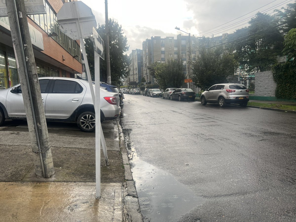 Hot take:

La gente a la que le parecen PLANZAZO ir a la feria del libro y dejar el carro tirado obstaculizando un andén todo el día es la misma clase de gente que voluntariamente tiene cuenta en Bancolombia 

<a href="/SectorMovilidad/">Movilidad Bogotá</a>