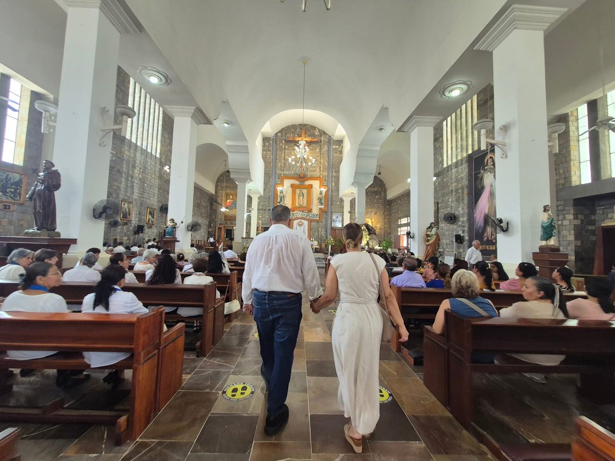 Junto a mi esposa Ena Avendaño de Medina acompañamos la Santa Misa de inicio de ministerio como párroco de la Sagrario Catedral del Pbro. Ángel de Jesús Godoy Juárez 

Le deseo mucho éxito y bendiciones en esta nueva encomienda.

#SigamosConstruyendo #CiudadValles