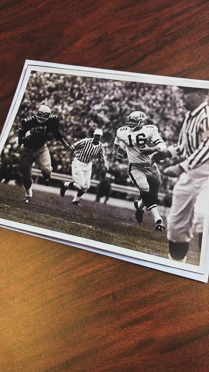 TT_Army_AD's tweet image. Love coming across iconic photos….

Can you name this @ArmyWP_Football QB legend? 

#Duty #Honor #Country