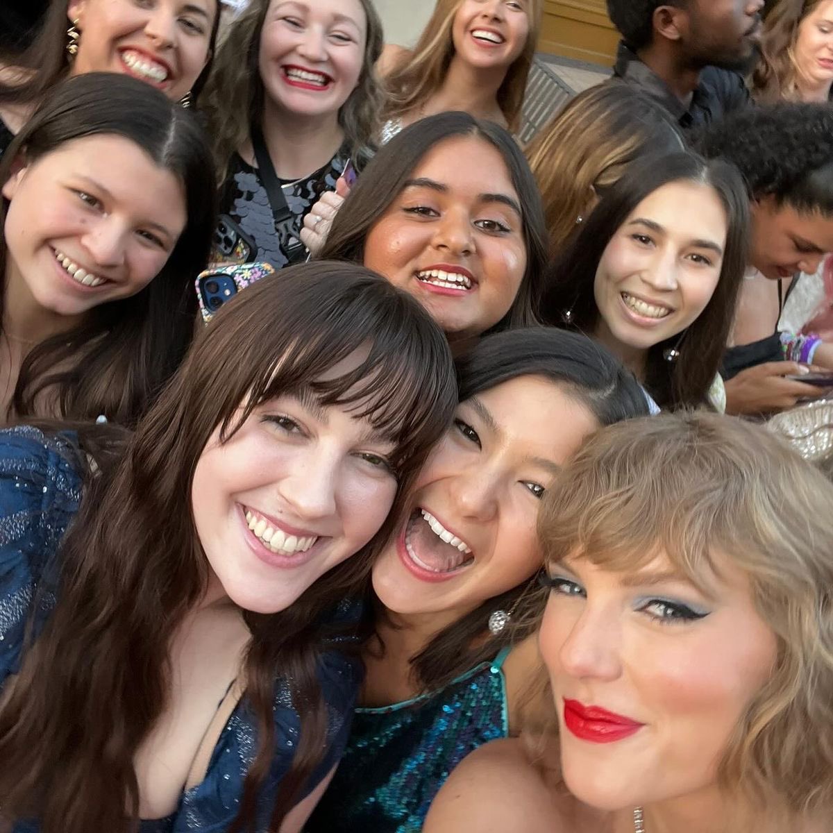 Taylor Swift sobre a tradição das faixas 5 serem as mais emocionais:

“Eu tenho que saber que existem certas coisas que a gente tem como uma tradição entre mim e meus fãs. Eles amam que uma música emocional seja a faixa cinco. Tem coisas especiais assim…”