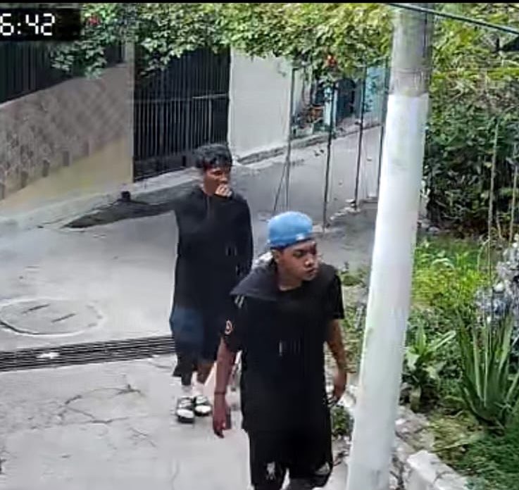 🚨DENUNCIA CIUDADANA 🚨

En la colonia bosques del rio Soyapango andan nuevamente unos sujetos la líder de esa pandilla se llama Valeria Martínez con el hermano llamado William que es menor de edad junto a otros sujetos menores de edad.
🧵