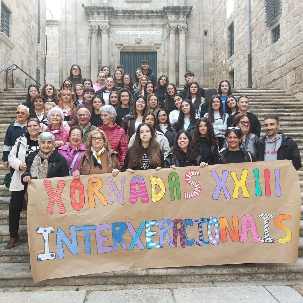 ategal's tweet photo. Hoy es el Día Europeo de la Cooperación entre Generaciones 👥 y repasamos acciones intergeneracionales en las Aulas: jornadas en #Ourense, visitas en #Santiago y yoga con alumnado de primaria 🧘 que rompen el edadismo y suman valor social 🌱

 #Intergeneracionalidad #Stopedadismo https://t.co/3FG6j3TAZA