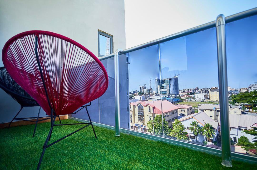 Greathomes247's tweet photo. 3 bedroom*
VANTAGE COURT, VICTORIA ISLAND
Rate: 260k/day
Features;
Luxuriously furnished 3 bedrooms
Full Automation.
All rooms en-suite.
Fully equipped large kitchen.
3 Garden Balconies.
Daily home cleaning service.
#airbnb #airbnbinlagos #shortletinlagos #shortletinnigeria https://t.co/T8L27ghzkv