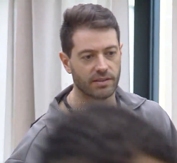 Ao servir o patrão e os seus parças, Jackson fala:
"Esse jogo é assim: você manda eu fazer a comida e eu tenho que fazer. Mas a questão é que você não sabe o jeito que fiz e quais os ingredientes que eu usei... bom café da manhã pra todos!"
#CasaDoPatrão