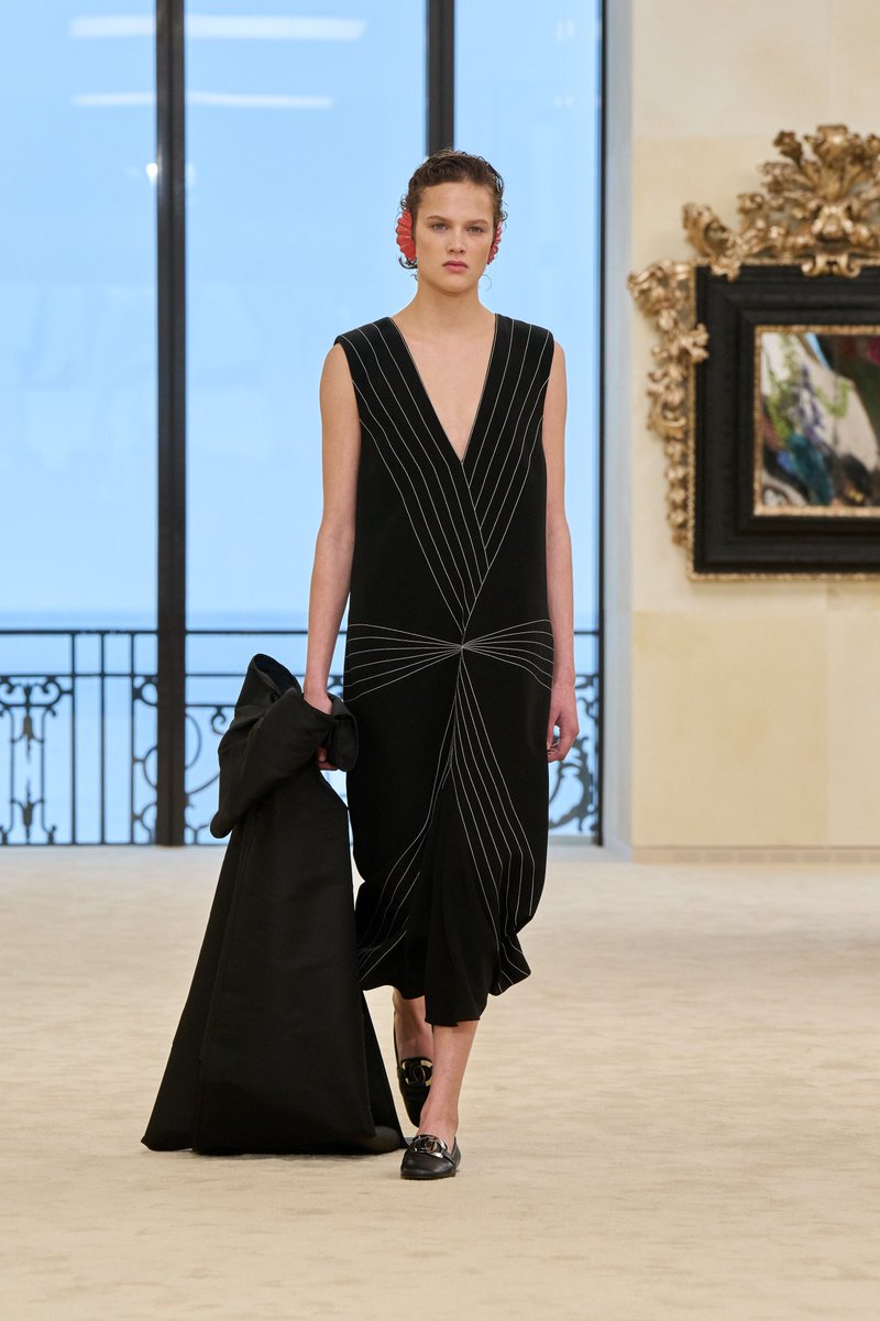 YouAreMyBezoar's tweet photo. Cosas fantásticas están sucediendo en Chanel Resort 2027 https://t.co/IUBWZQdk5K