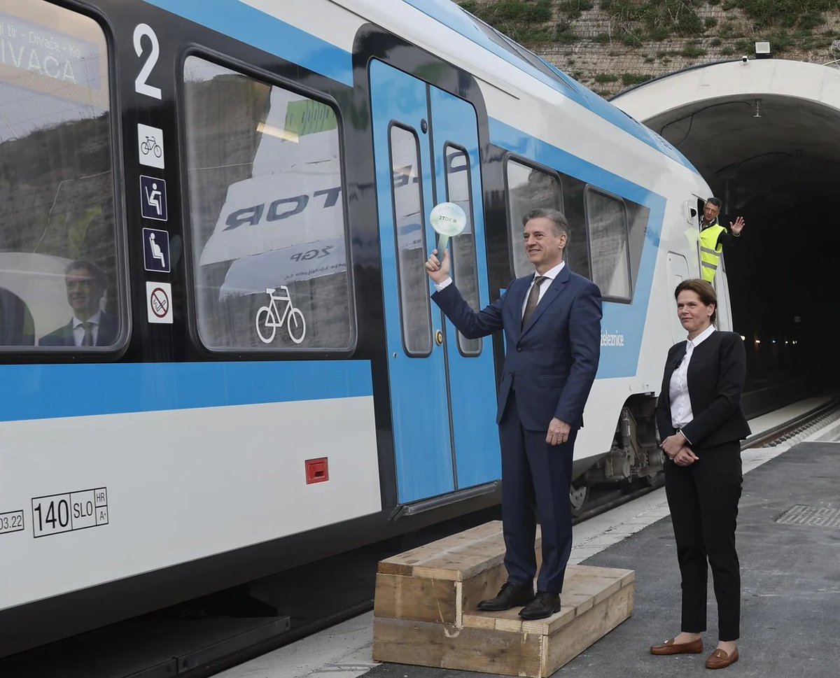 Na naslednjih volitvah vsaj ne bo vec prerekanja o tem, ali nas je Hrvaska prehitela.

Razlika med drzavo v kateri se gradi €50 milijardni datacenter in drzavo, ki kupuje Litijske, obnavlja zidanice in kjer infrastrukturo furajo Golob, Bostjancic, Bratuskova in Ribic, mora biti.