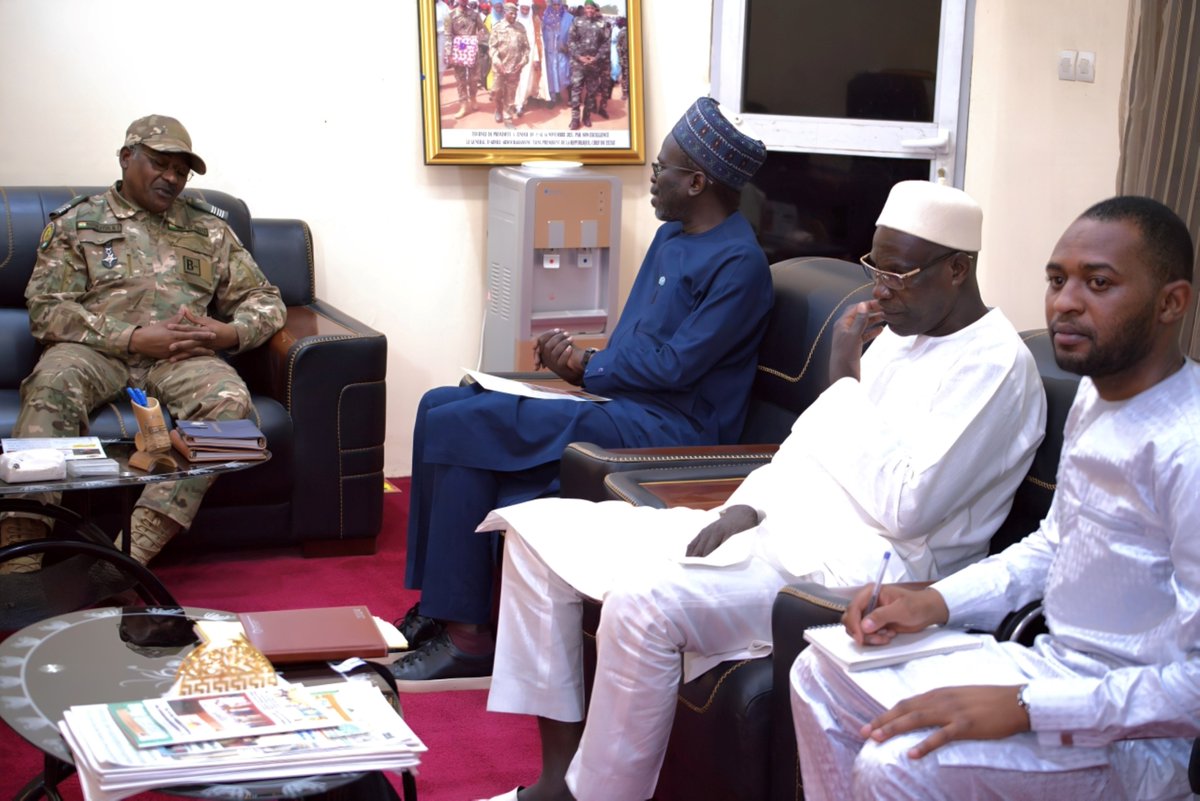 FAONiger's tweet image. En mission terrain dans la région de #Zinder, le      Représentant de la @FAO au #Niger M. Al Hassan Cissé échange avec les autorités locales et les communautés sur l’impact des interventions de la FAO sur la #sécuritéalimentaire et la #résilience.