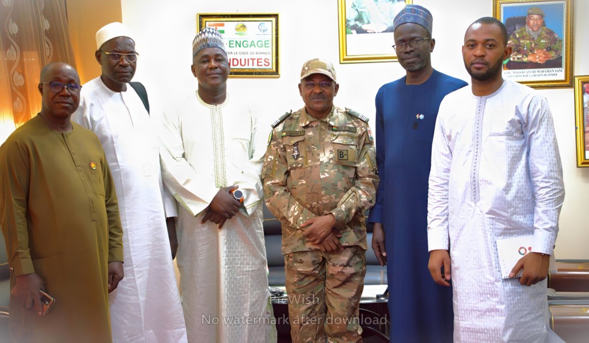 FAONiger's tweet image. En mission terrain dans la région de #Zinder, le      Représentant de la @FAO au #Niger M. Al Hassan Cissé échange avec les autorités locales et les communautés sur l’impact des interventions de la FAO sur la #sécuritéalimentaire et la #résilience.