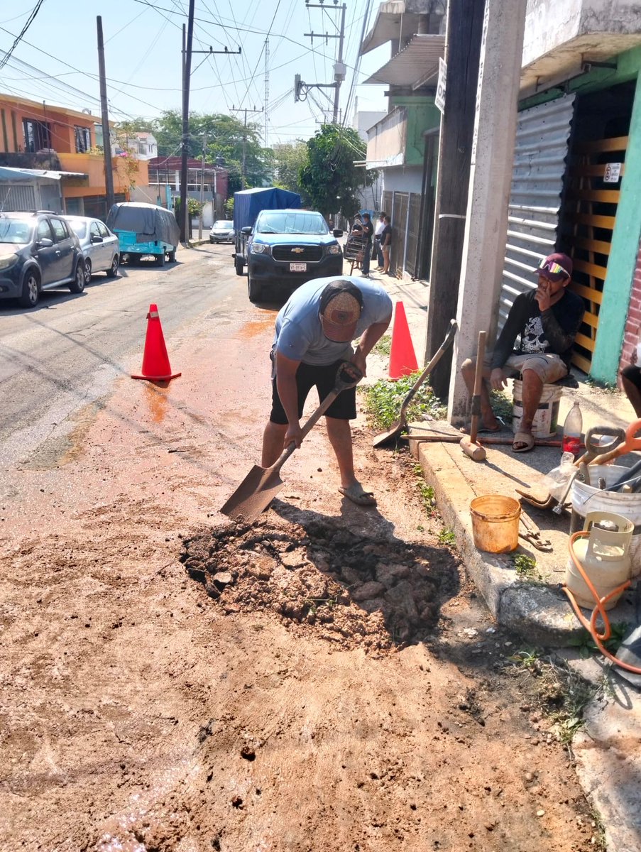 CentroInforma's tweet photo. 🚧👷🚰#TrabajamosParaTi en la reparación diaria de fugas de agua en diferentes puntos del municipio y garantizar el adecuado suministro a la población.
🛠️💧Del 24 al 26 de abril se atendieron las siguientes ubicaciones:

📍 Maculis No. 109-203, Col. El Bosque 
📍 Aquiles Serdán No. 633, Col. Rovirosa
📍 27 de Febrero No. 1211, Col. Mayito
📍 Ángel Mario Martínez No. 134, Guayabal
📍 Calle Principal casi esq. Andador el Mango frente a la Tortillería Hacienda, Los Sauces, Ejido Pino Suárez.
📍 Calle Pichucalco No. 106, Fracc. Carrizal 
📍 Privada Paraíso hasta el final, la antepenúltima casa, Fracc. Oropeza 
📍 Fracc. Altozano a un costado de la planta.
📍 Sobre la principal por el cárcamo pluvial Ra. Emiliano Zapata.
📍 Carretera principal Ra. Corregidora 2ª Sección.
📍 Calle Francisco I. Madero, Villa Ocuiltzapotlán.
📍 Av. Constitución 803, casi esq. Av. Méndez, Col Centro.
📍 Andador No. 119, atrás del parque, Col. Mayito

📱Te invitamos a reportar las fugas de agua al 072 en el Centro de Monitoreo de Servicios Municipales.
#HonestidadYResultados