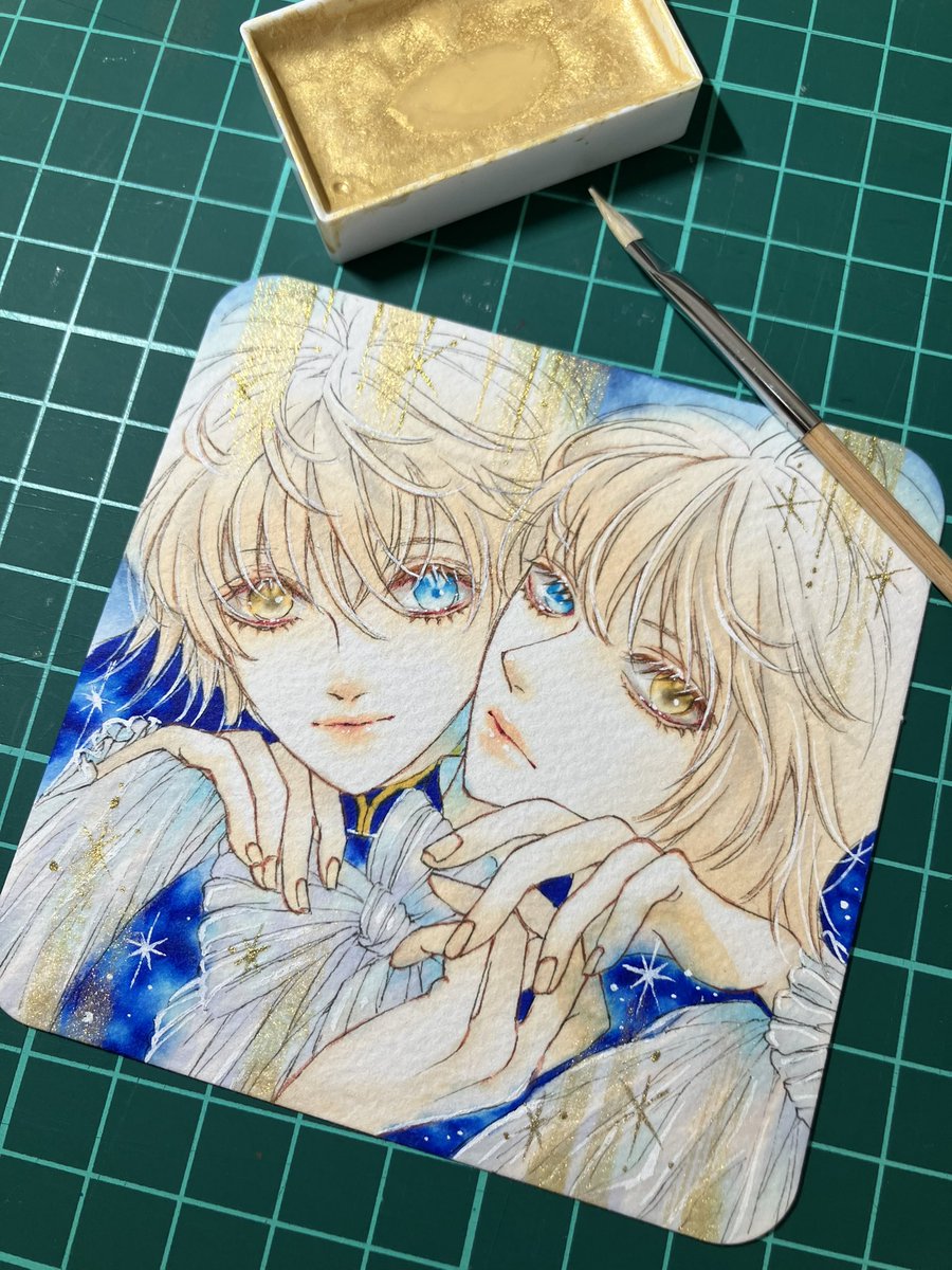 #創作 
金色の瞳には赤ちゃんの頃に受けた加護により魔力が宿る🪄⭐️
青年期に魔力が開花、魔法騎士と司祭に。
少年期、青年期と養父が2人、本当の父は王弟でこの子らの母を探している。双子の事はまだ知らない。

という妄想から生まれた双子🦊🦊