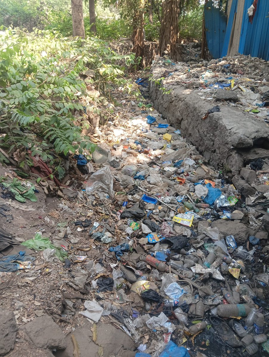 mumbaibjprohit's tweet image. गौतम नगर अण्णावाडी, मरोल पाईपलाईन, अंधेरी पूर्व परिसरातील मोठ्या नाल्याची तात्काळ साफसफाई करण्यात यावी. नाला कचऱ्याने तुंबल्यामुळे पाणी योग्य प्रकारे वाहत नाही आणि नागरिकांना मोठ्या अडचणींचा सामना करावा लागत आहे. #war82 
@mybmc @mybmcWardKE #bmc #clean #mumbai