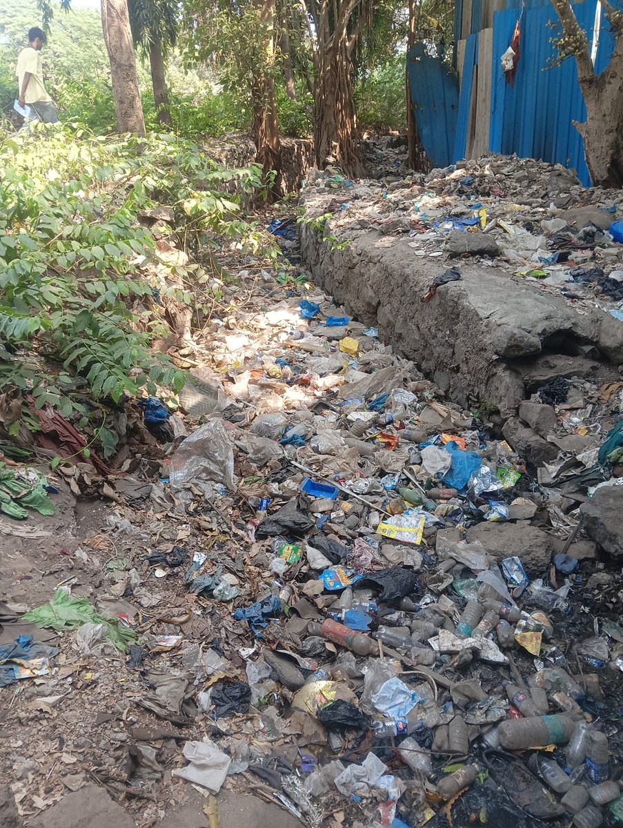 mumbaibjprohit's tweet image. गौतम नगर अण्णावाडी, मरोल पाईपलाईन, अंधेरी पूर्व परिसरातील मोठ्या नाल्याची तात्काळ साफसफाई करण्यात यावी. नाला कचऱ्याने तुंबल्यामुळे पाणी योग्य प्रकारे वाहत नाही आणि नागरिकांना मोठ्या अडचणींचा सामना करावा लागत आहे. #war82 
@mybmc @mybmcWardKE #bmc #clean #mumbai