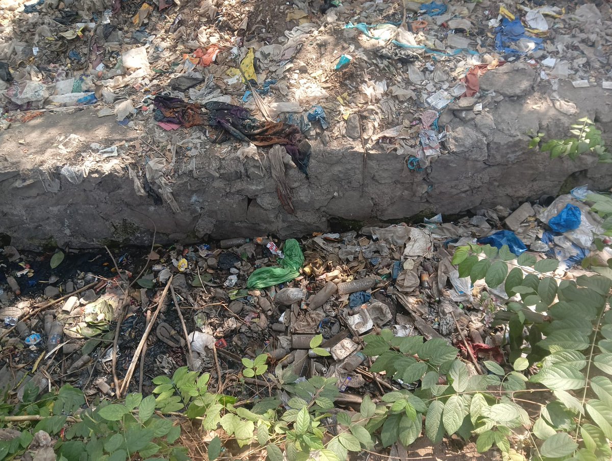 mumbaibjprohit's tweet image. गौतम नगर अण्णावाडी, मरोल पाईपलाईन, अंधेरी पूर्व परिसरातील मोठ्या नाल्याची तात्काळ साफसफाई करण्यात यावी. नाला कचऱ्याने तुंबल्यामुळे पाणी योग्य प्रकारे वाहत नाही आणि नागरिकांना मोठ्या अडचणींचा सामना करावा लागत आहे. #war82 
@mybmc @mybmcWardKE #bmc #clean #mumbai