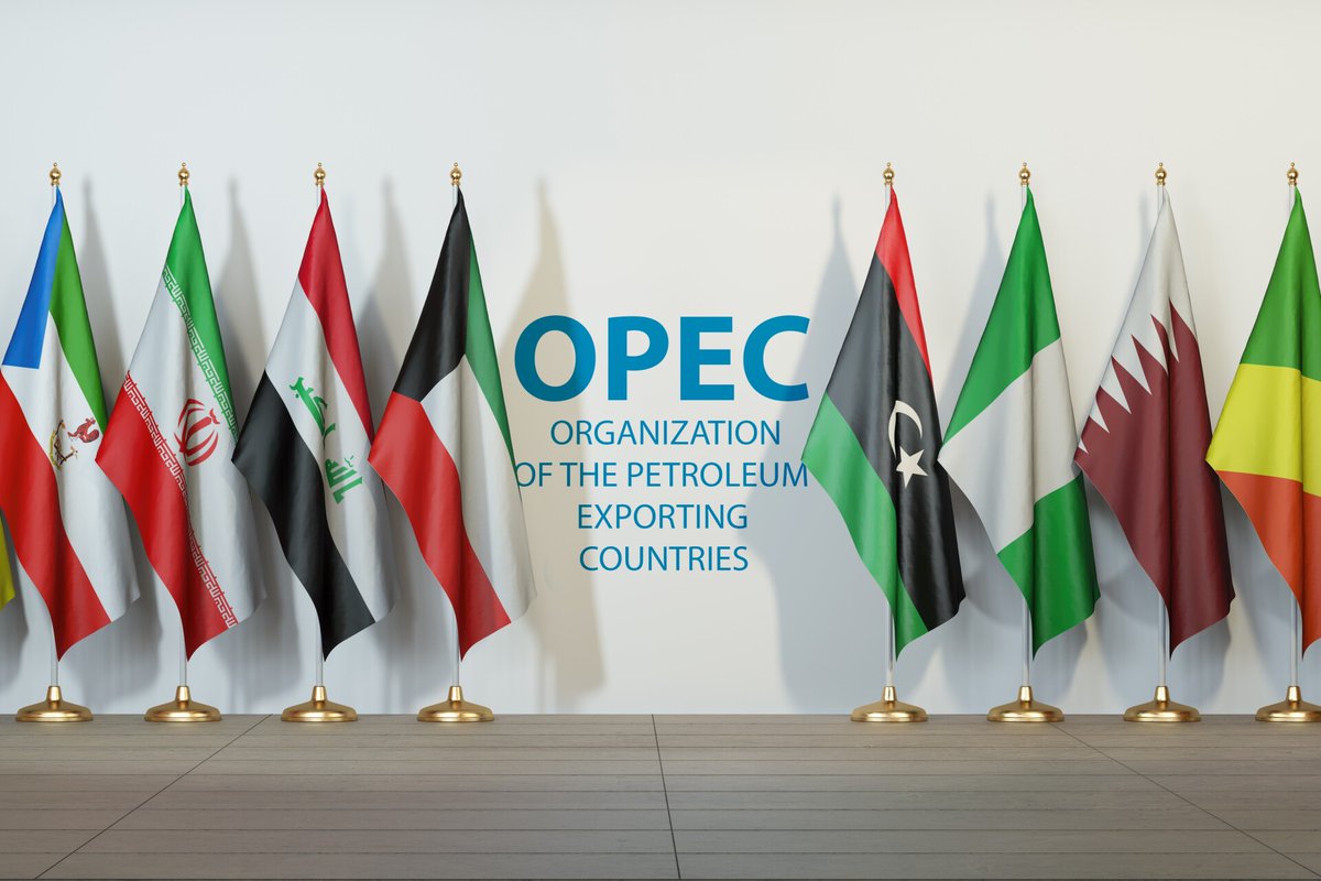 Isa_Yusibov's tweet photo. ANALYSE: Geopolitieke impact van OPEC zonder VAE

De officiële aankondiging van de Verenigde Arabische Emiraten (VAE) op 28 april 2026 om zich per 1 mei terug te trekken uit de OPEC en OPEC+, markeert een tektonische verschuiving in de globale orde. 
Aangezien ik afgestudeerd ben in energy security wil ik kort mijn gedachten delen. 

Timing van het besluit is geenszins onverwacht. Het is meer een combinatie van frustraties over veiligheid, economische concurrentie en de tikkende klok van de energietransitie.

Uiteraard is/was de "Iran-oorlog" de katalysator.  Het is geen geheim dat Abu Dhabi  diep gedesillusioneerd raakte door wat het zag als een "historisch zwakke" collectieve reactie van de Gulf Cooperation Council (GCC) op Iraanse aanvallen op de Habshan-gasinstallatie. Door de OPEC te verlaten, verklaart de VAE zijn strategische onafhankelijkheid.  Het signaal is dat zij hun belangrijkste economische motor niet langer koppelen aan een regionaal blok dat in hun ogen faalde hun soevereiniteit te beschermen.

Onder Vision 2031 heeft de VAE miljarden geïnvesteerd om een productiecapaciteit van 5 miljoen vaten per dag  te bereiken. Binnen de OPEC blijven zou betekenen dat deze activa "stranded assets" (onverkoopbaar) blijven door quota die bedoeld zijn om producenten met hogere kosten te beschermen. Nu de mondiale energietransitie versnelt, heeft Abu Dhabi besloten dat het beter is om nu meer olie te verkopen tegen lagere prijzen, dan deze voor altijd onder de grond te laten zitten. Groene transitie op zijn sheikhs, zullen we maar zeggen. 

Niet onbelangrijk in deze is ook de rivaliteit tussen MBS-MBZ. De persoonlijke en economische kloof tussen President MBZ en de Saoedische kroonprins Mohammed bin Salman (MBS) is geëscaleerd van onderhuidse frictie naar een openlijke echtscheiding. De VAE concurreert nu rechtstreeks met Saoedi-Arabië om buitenlandse investeringen, regionale hoofdkantoren en de status van topspeler in het Midden-Oosten. Het verlaten van de OPEC verwijdert de laatste laag van Saoedische controle over het begrotingsbeleid van de Emiraten.

Wat zijn de gevolgen voor de oliemarkt?
Het vertrek van de VAE slaat effectief de bodem weg onder de mondiale olieprijzen om 3 redenen die ik nu kan bedenken.

De VAE was een van de weinige leden met echte reservecapaciteit, namelijk het vermogen om de productie snel op te voeren om prijsschokken tijdens crises te voorkomen. Zonder de medewerking van de VAE verliest de OPEC haar vermogen om als mondiale stabilisator op te treden.

Decennialang was het mantra van de OPEC "Waarde boven Volume" (de prijzen hoog houden door het aanbod te beperken). De exit van de VAE luidt een marktaandeeloorlog in. Terwijl de VAE hun extra 1,5 miljoen bpd geleidelijk op de markt brengen, zullen andere producenten (Irak, Koeweit etc) enorme druk voelen om hun eigen quota te schenden om inkomsten te behouden. Dit leidt waarschijnlijk tot een structurele daling van de olieprijs op lange termijn.

 Ik verwacht ook grotere schommelingen in Brent-olie, aangezien handelaren er niet langer op kunnen vertrouwen dat de OPEC ingrijpt.

Rusland is in mijn ogen de grootste verliezer nav dit besluit. Ten eerste omdat Poetin daarmee zijn meest effectieve instrument om invloed uit te oefenen op westerse economieën verliest.

OPEC+ was namelijk Ruslands toegangsbewijs tot de tafel van de Golfmonarchieën. Zonder de VAE wordt de "Plus" in OPEC+ een lege huls, waardoor Moskou geïsoleerd raakt en geen hefboom meer heeft over de mondiale energiestromen.

Maar dat is niet het enige punt.

 De Russische begroting voor 2026 was gebaseerd op de aanname dat OPEC+ de olieprijs boven de $65 zou houden. Door de exit van de VAE, die de prijzen omlaag drukt, wordt de prijs van Urals-olie rond de $30 getest. Gecombineerd met de kosten van de aanhoudende oorlog in Oekraïne, wordt Rusland geconfronteerd met een enorm begrotingstekort dat niet langer met olieinkomsten gedicht kan worden.

Trump als winnaar

Verenigde Staten zullen hier meer van profiteren uiteraard. Een zwakkere OPEC is een enorme overwinning voor de agenda van "energiedominantie" van de VS. Lagere wereldprijzen werken als een belastingverlaging voor de Amerikaanse consument en verminderen de macht van "petro-tegenstanders" zoals Rusland en Iran.

De VAE wint zelf ook natuurlijk. Hoewel ze misschien minder ontvangen per vat, zullen ze aanzienlijk meer vaten verkopen. Belangrijker is dat ze volledige soevereiniteit krijgen over hun belangrijkste bezit, waardoor ze hun transformatie naar een economie gebaseerd op technologie en logistiek kunnen financieren.

Zijdelings wil ik China ook niet vergeten. Als 's werelds grootste importeur zal China profiteren van de neerwaartse druk op de prijzen, wat helpt om hun interne inflatie te beteugelen en hun industriële herstel aan te jagen.

EINDE ANALYSE