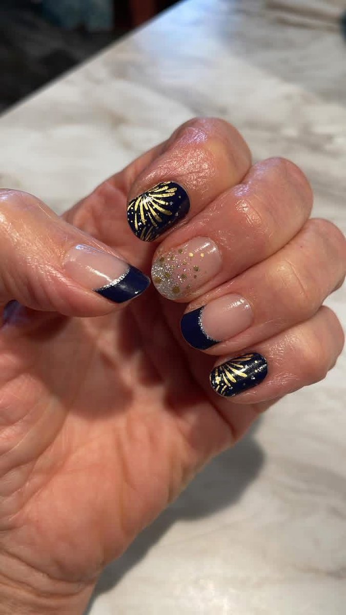 lilyfoxbeauty's tweet image. Favorite ✨
“This is one of my all time favorites!! Great for New Years!!” - Kelli

Wraps = Celebrate The Night

Get yours here: lilyandfox.com/products/celeb…

#lilyandfoxnails #NailWraps #NailArt #NailWrapsDesigns #NailWrapAddict #NailWrapsOfTheDay #NailWrapGoals #DIYNails