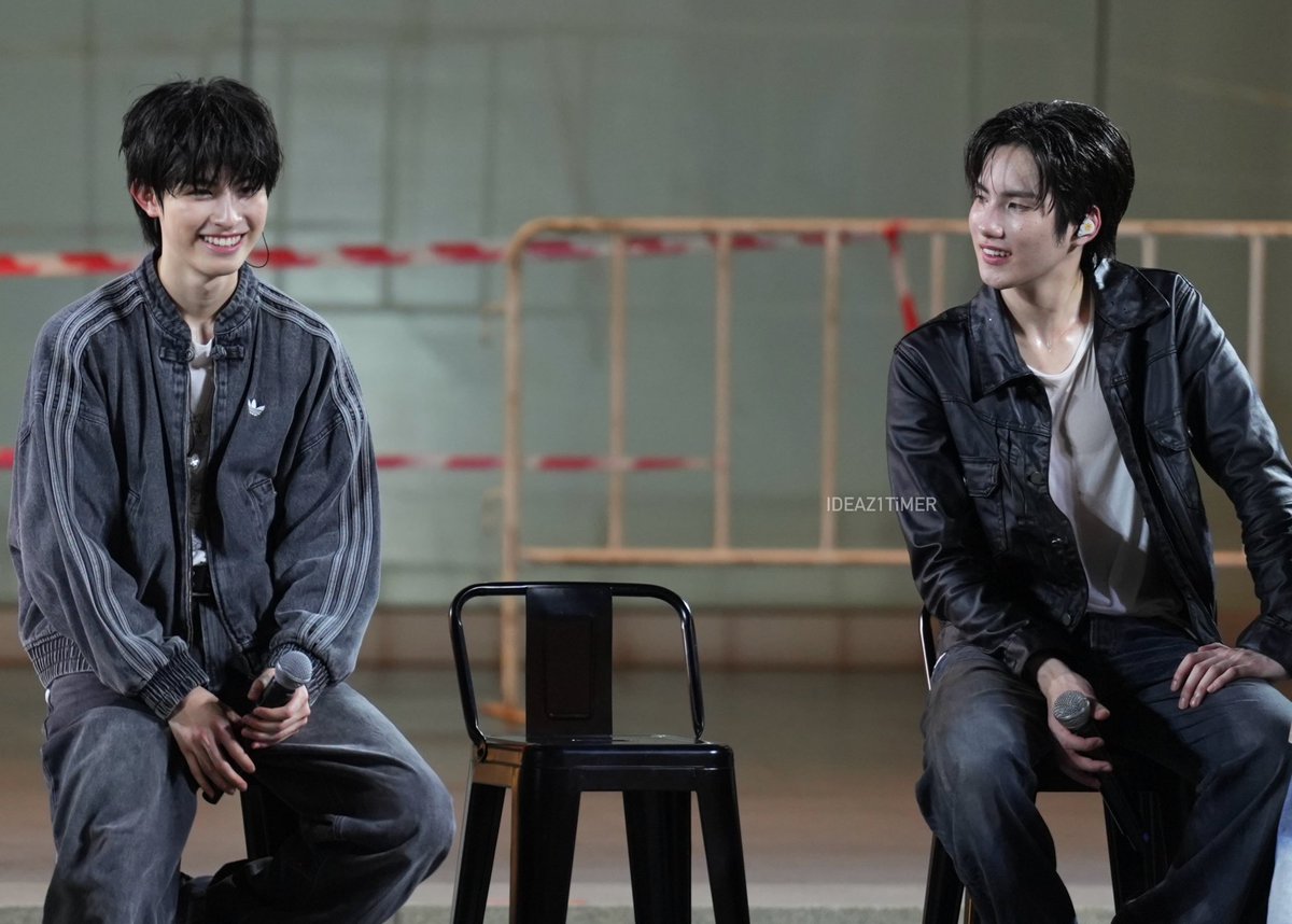 แอบมองสักหน่อยครับ

#PHUTATCHAI
#AAashirakorn 
#บัสจะกิ้งคับเฮีย