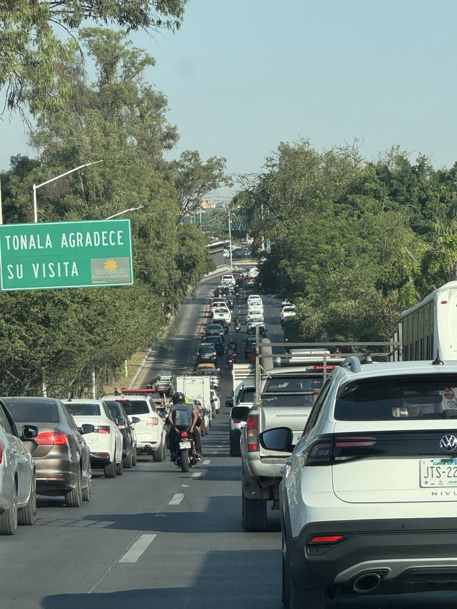 990912MM's tweet photo. Nos pueden ayudar NUEVAMENTE con la sincronización de semáforo en periférico oriente y su cruce con betania, en el templo de la luz de mundo @AgenciaAMIM que trafical, no dura ni 20 segundos y todos los días se desincronizan https://t.co/5NuNqYbV5o