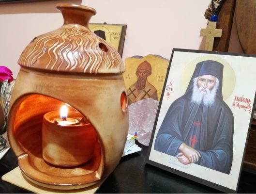 FrostieMoss's tweet image. Greek vigil lamps, frankincense, and how to clean up your house from stale energy effrosyniwrites.com/2022/05/13/gre… #greek #greeklife #bloggers