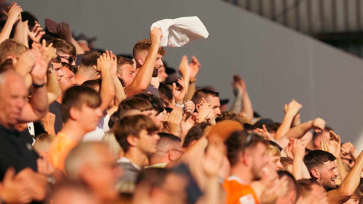BlackpoolFC's tweet photo. 🗣️ "Back in mid March, I came to you all with a request. To show up with a passion and determination to help get our players over the line and towards League One safety. You all delivered."

A message of thanks to you from our Owner, Simon Sadler.

🍊 #UTMP