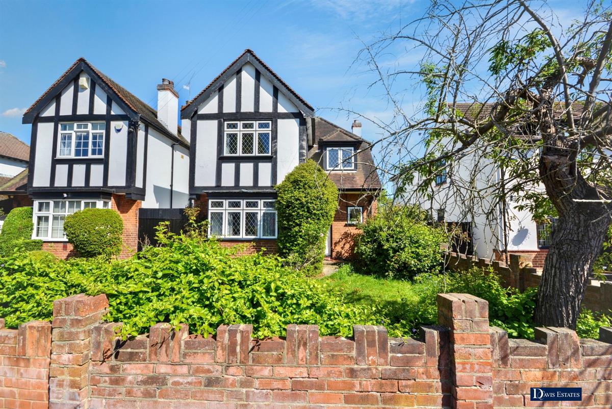 DavisEstates's tweet photo. New to market - 3 Bed Detached House, Rockingham Avenue, Hornchurch, RM11, £650,000. View details: https://t.co/gM0bt0CsZq https://t.co/ZYKzQhkMI6