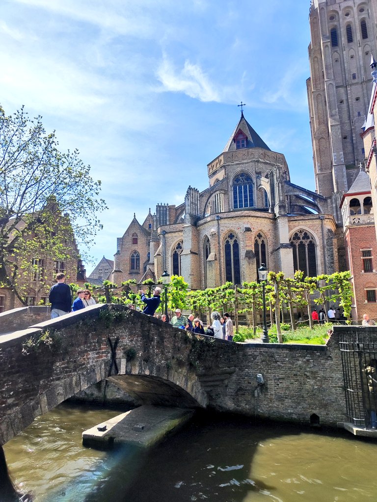 UN VIAJE DE CUENTO 🇧🇪 Gante y Brujas... Q MARAVILLA!!! 💖 

Una escapadita de CUMPLE 🎂 con amigos, cervezas, gofres y MUCHO MUCHO MUCHO CHOCOLATE!!!! 🍫 

VUELTA A LA VIDA cargadisima de paz mental 🙏🏼, muchas risas 😁 y a rebosar de AMOR!!! 🥰

Q PEDAZO DE MES 🥹GRACIAS ABRIL 🥲